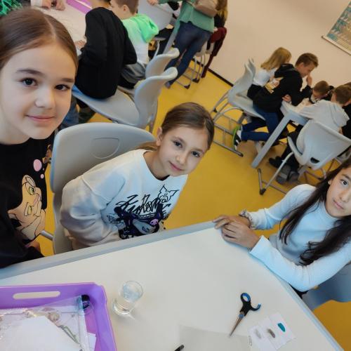 Schulkinder in der Mittelschule zu Besuch
