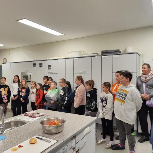 Schulkinder in der Mittelschule zu Besuch
