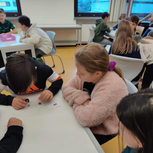 Schulkinder in der Mittelschule zu Besuch
