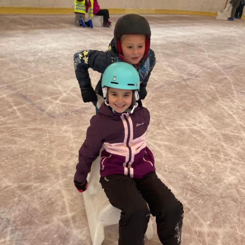Schulkinder beim Eislaufen