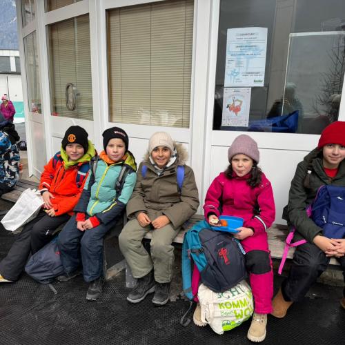 Schulkinder beim Eislaufen
