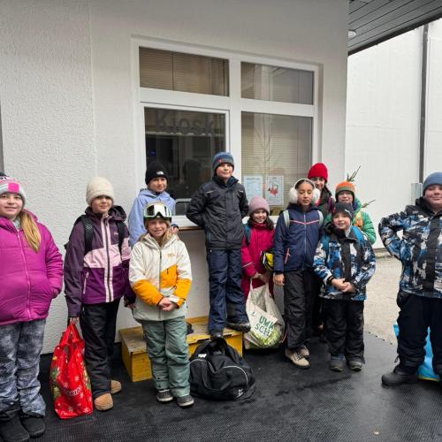 Schulkinder beim Eislaufen