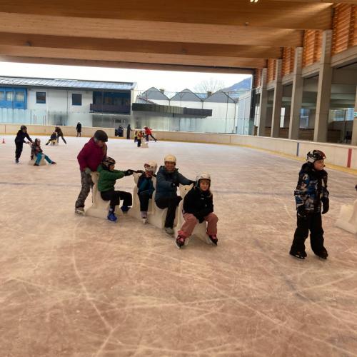 Schulkinder beim Eislaufen