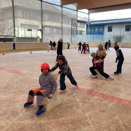 Schulkinder beim Eislaufen