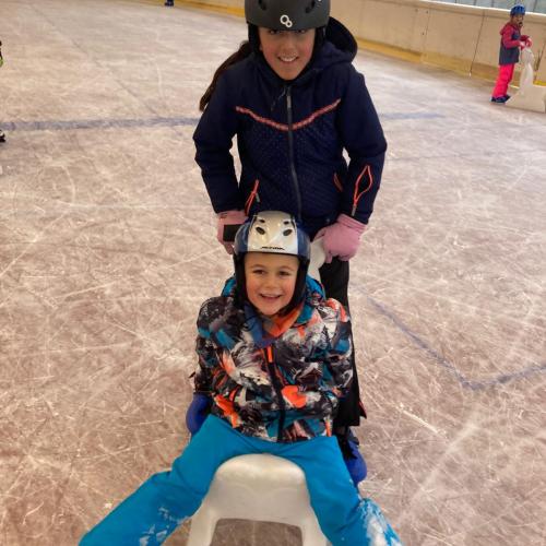 Schulkinder beim Eislaufen