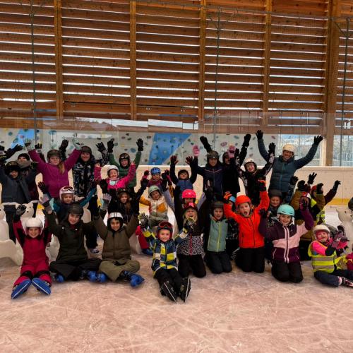 Schulkinder beim Eislaufen