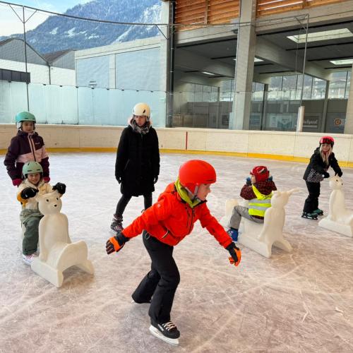 Schulkinder beim Eislaufen