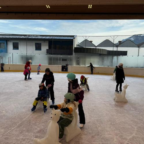 Schulkinder beim Eislaufen
