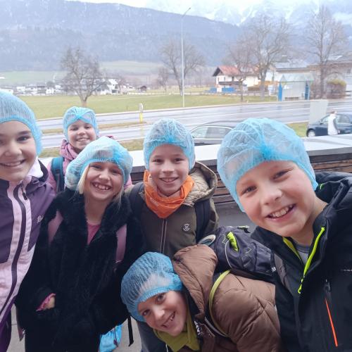 Schulklasse besucht die Sennerei