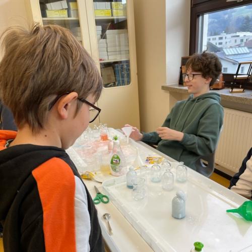 Volksschüler in der Mittelschule