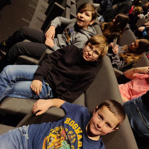 Schulklasse im Theater