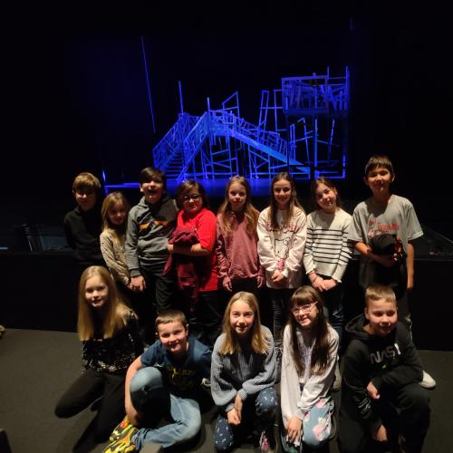 Schulklasse im Theater