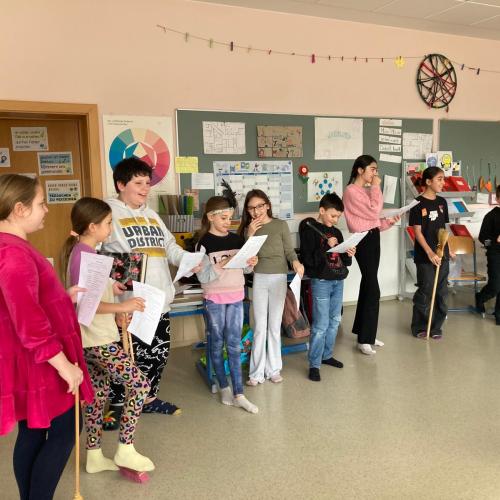Schulkinder beim Lesetheater