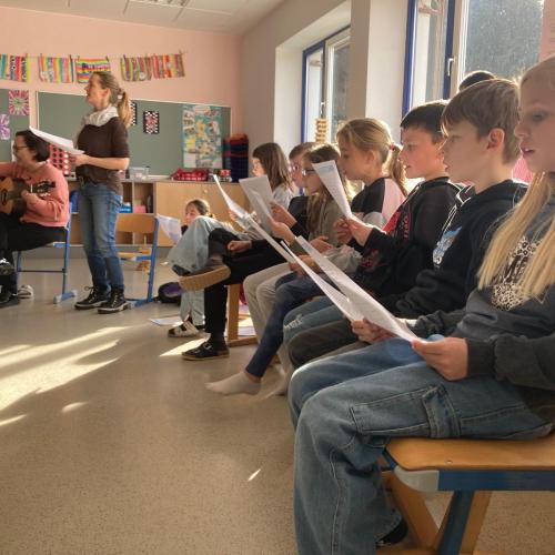 Schulkinder beim Lesetheater