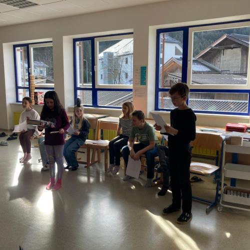 Schulkinder beim Lesetheater