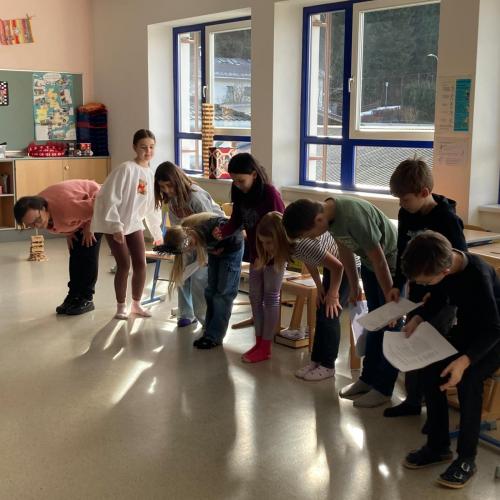 Schulkinder beim Lesetheater
