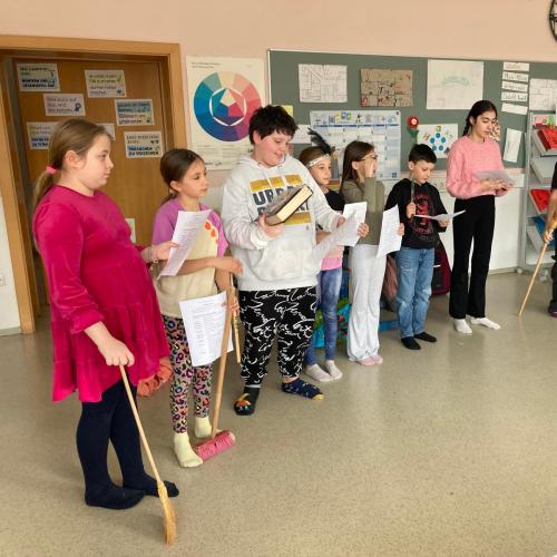 Schulkinder beim Lesetheater