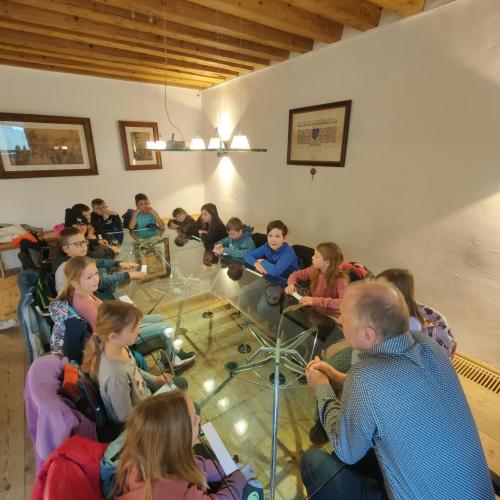 Schulkinder auf der Gemeinde