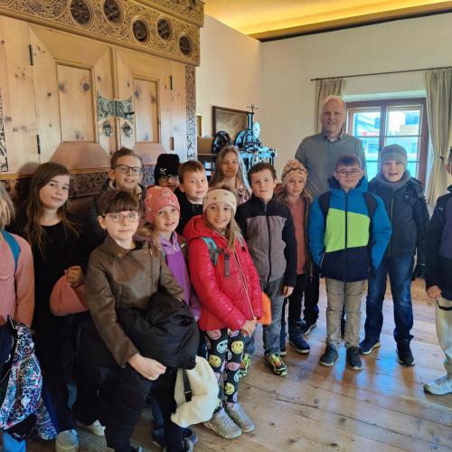 Schulkinder auf der Gemeinde
