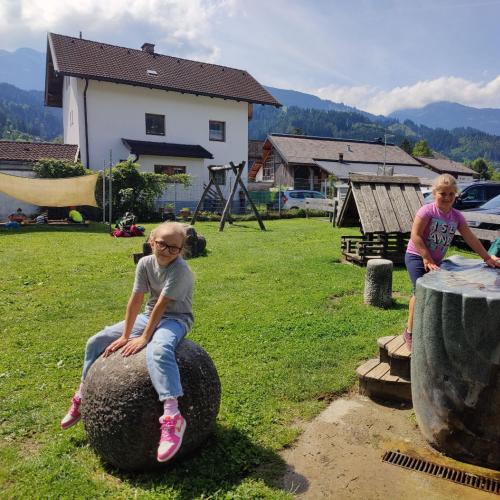 Schulklasse auf dem Spielplatz