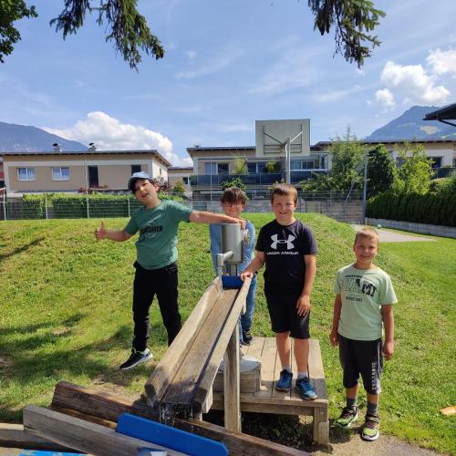 Schulklasse auf dem Spielplatz