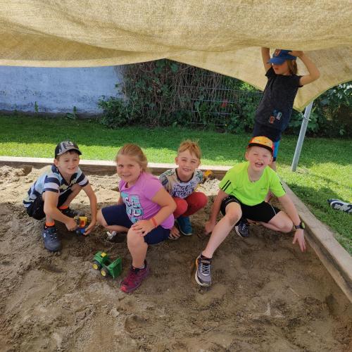 Schulklasse auf dem Spielplatz