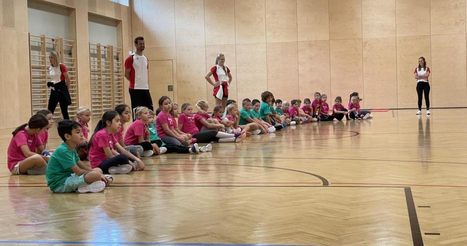 Kinder im Turnsaal