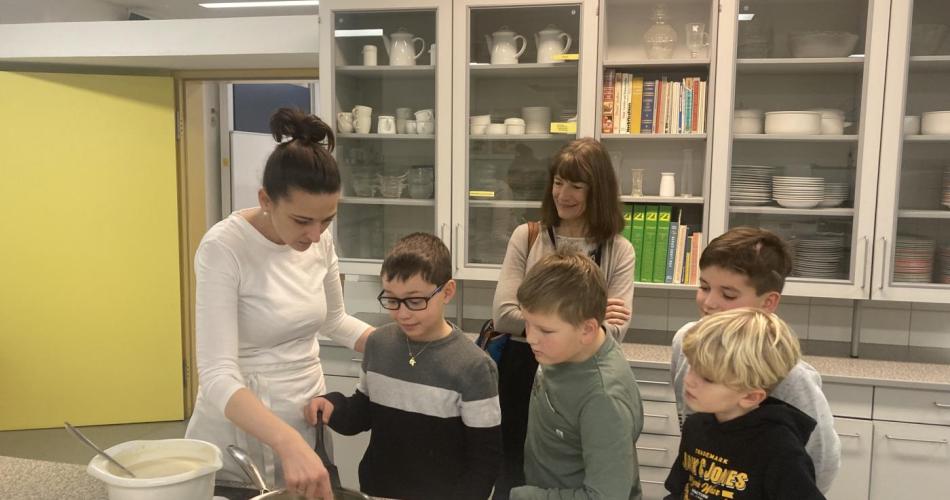 Kinder beim Kochen
