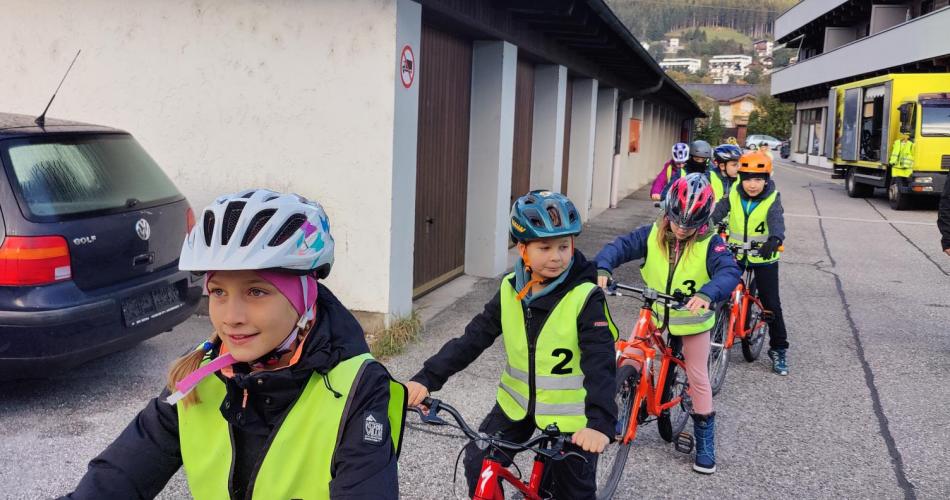Kinder bei der Radfahrübung