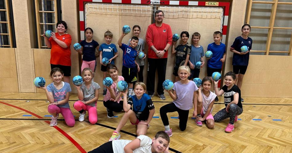 Kinder im Turnsaal