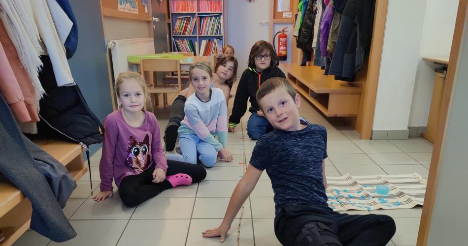 Kinder im Schulhaus