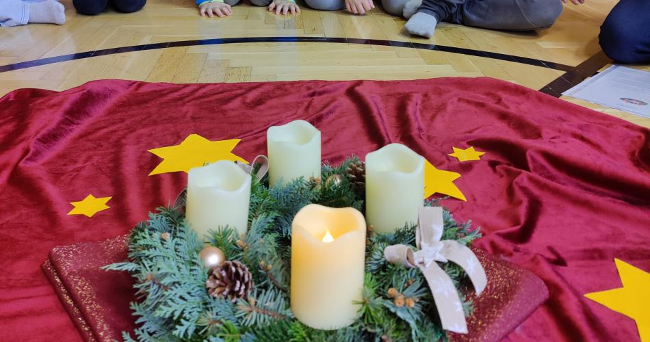 Adventfeier mit Schulkindern