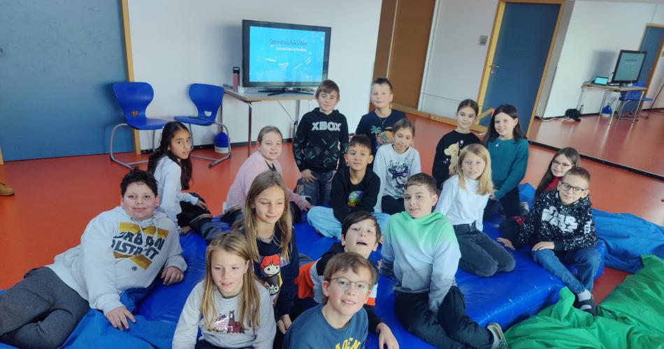 Schulkinder in der Mittelschule zu Besuch