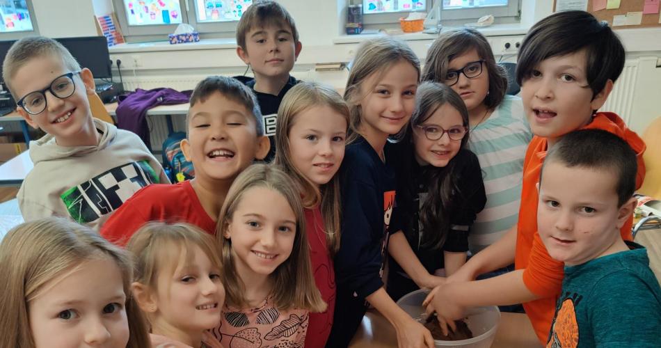 Schulkinder beim Keksebacken