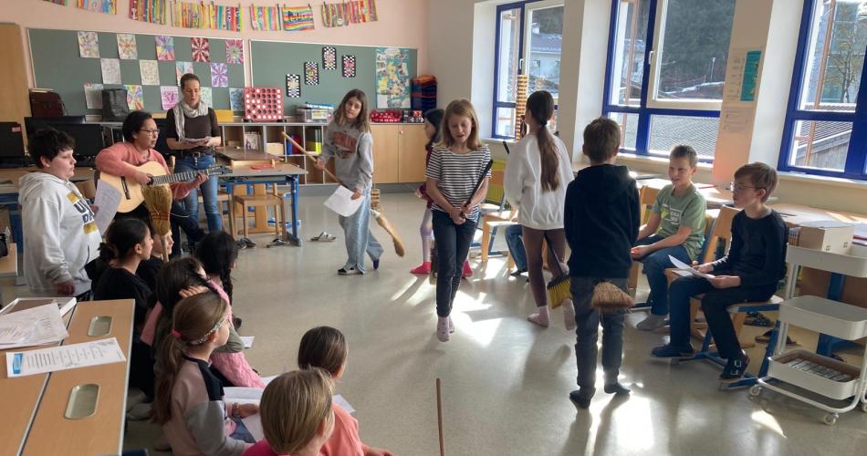 Schulkinder beim Lesetheater