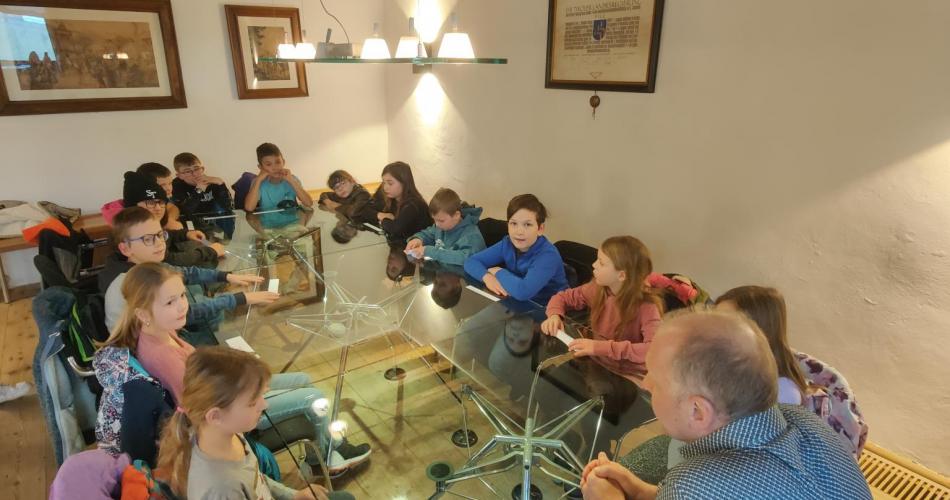 Schulkinder auf der Gemeinde