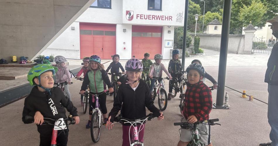 Die Kinder der Seepferdchenklasse sind bereit zum Fahren.